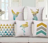 Żółte i turkusowe poduszki dekoracyjne ze zwierzętami i w wzory geometryczne. Poduszka jeleń, poduszka flaming i inne.