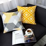 Żółte poduszki dekoracyjne do salonu skandynawskie