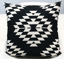 Czarno biała poduszka etno aztecki geometryczny wzór nowoczesna skandynawski styl