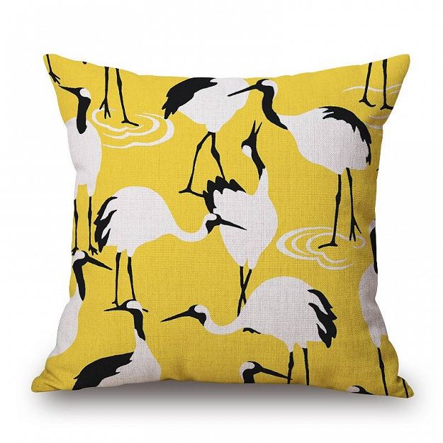 Żółta poduszka ozdobna w ptaki