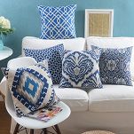 Piękne orientalne poduszki dekoracyjne ikat na kanapę lub na krzesło. 