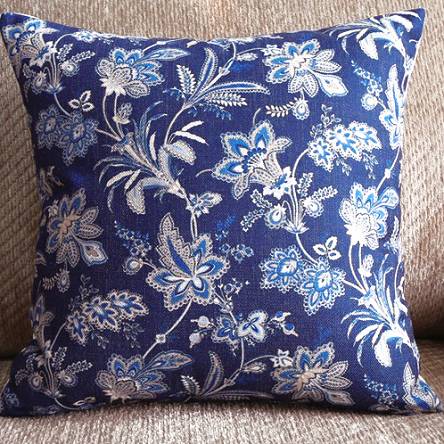 Niebieska poduszka dekoracyjna granatowa w kwiaty vintage klasyczna liście 