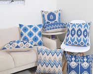 Poduszki dekoracyjne niebieskie wzór orientalny na kanapę.