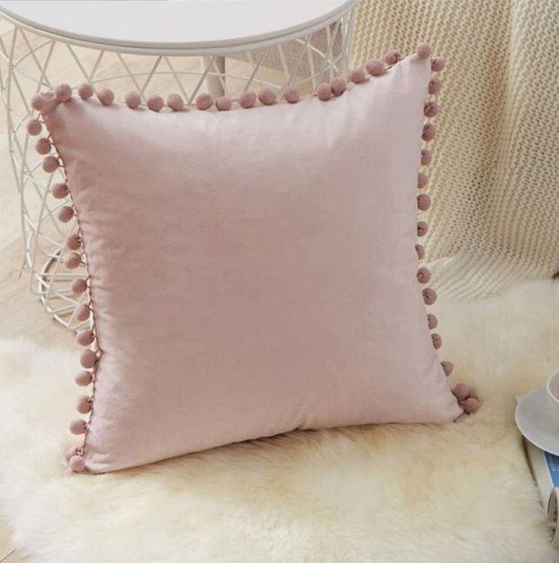 poduszka z pomponami aksamitna różowa pudrowy róż klasyczna