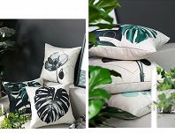 Zielone poduszki dekoracyjne w liście egzotycznych roślin