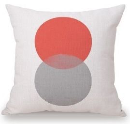 Nowoczesna w stylu poduszka dekoracyjna, geometryczny wzór, w czerwonym kolorze odcień koralowy i szary.