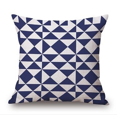 Granatowa poduszka dekoracyjna geometryczny wzór trójkąty do salonu skandynawski styl nowoczesna