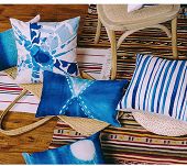niebieskie poduszki dekoracyjne skandynawski styl etno na krzesło na kanapę