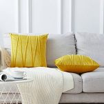 Żółte poduszki aksamitne