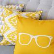 Żółte poduszki ozdobne na kanapę - okulary, aztec i trójkąty