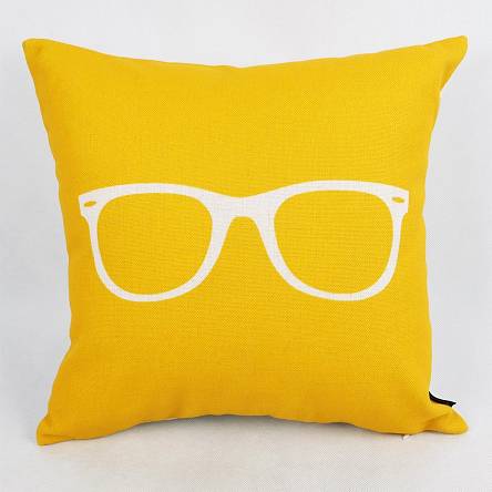 Żółta poduszka ozdobna w okulary