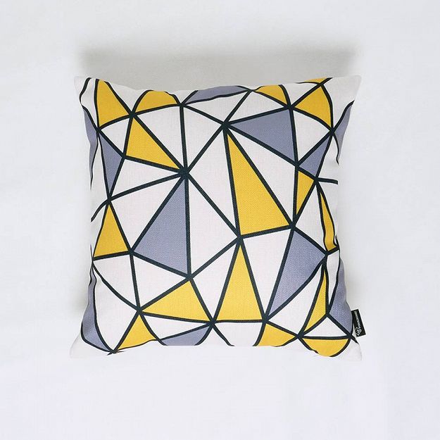 Żółta poduszka we wzory geometryczne