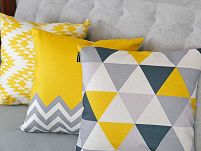 Żółte i żółto-szare poduszki ozdobne we wzory geometryczne, zygzak i azteckie