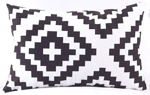 Podłużna poduszka czarno biała geometryczny wzór etno nowoczesna